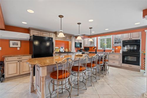 18 Melbourne Ln, Old Bethpage, NY, 11804-1715 | Card Image