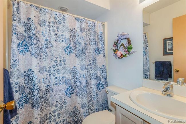 Full Bathroom in Hallway off of Main Living Space | Image 12