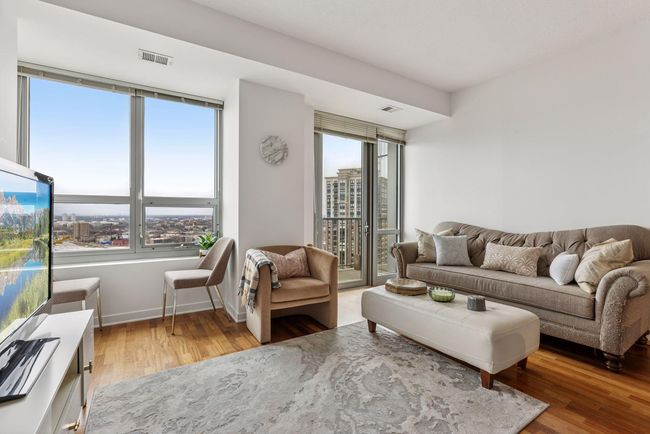 South-facing windows provide fantastic natural light | Image 4