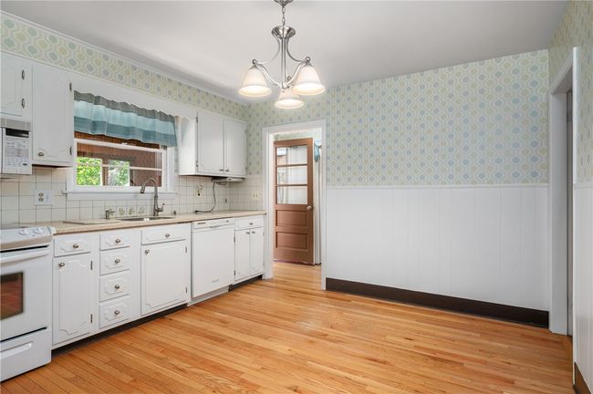 30 Winthrop St, House other with 3 bedrooms, 1 bathrooms and 3 parking in Riverside RI | Image 5