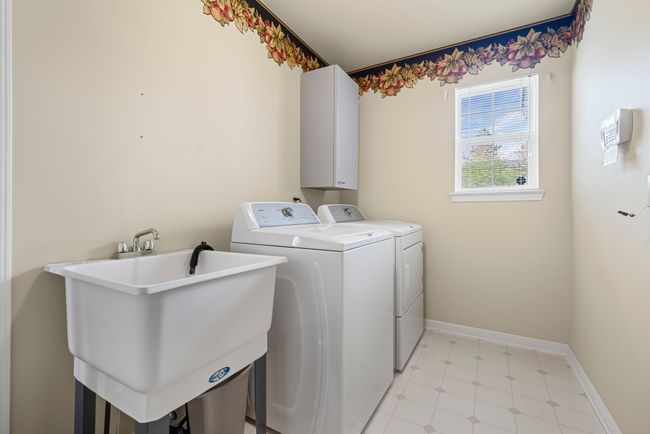 1st FLOOR Laundry w/utility sink. All appli inclu. | Image 21