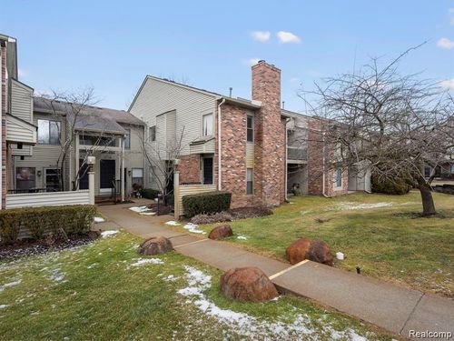 22161 Indian Creek Dr, Farmington Hills, MI, 48335-5542 | Card Image