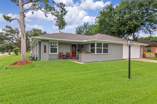 2102 Lazybrook Dr, Houston, TX, 77008-1227 | Card Image