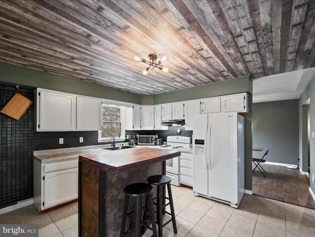 161 Apache Trl, House other with 3 bedrooms, 3 bathrooms and null parking in Chester Gap VA | Image 4