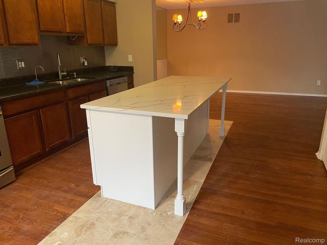 1012 Stratford Ln, Condo with 4 bedrooms, 3 bathrooms and null parking in Bloomfield Hills MI | Image 7