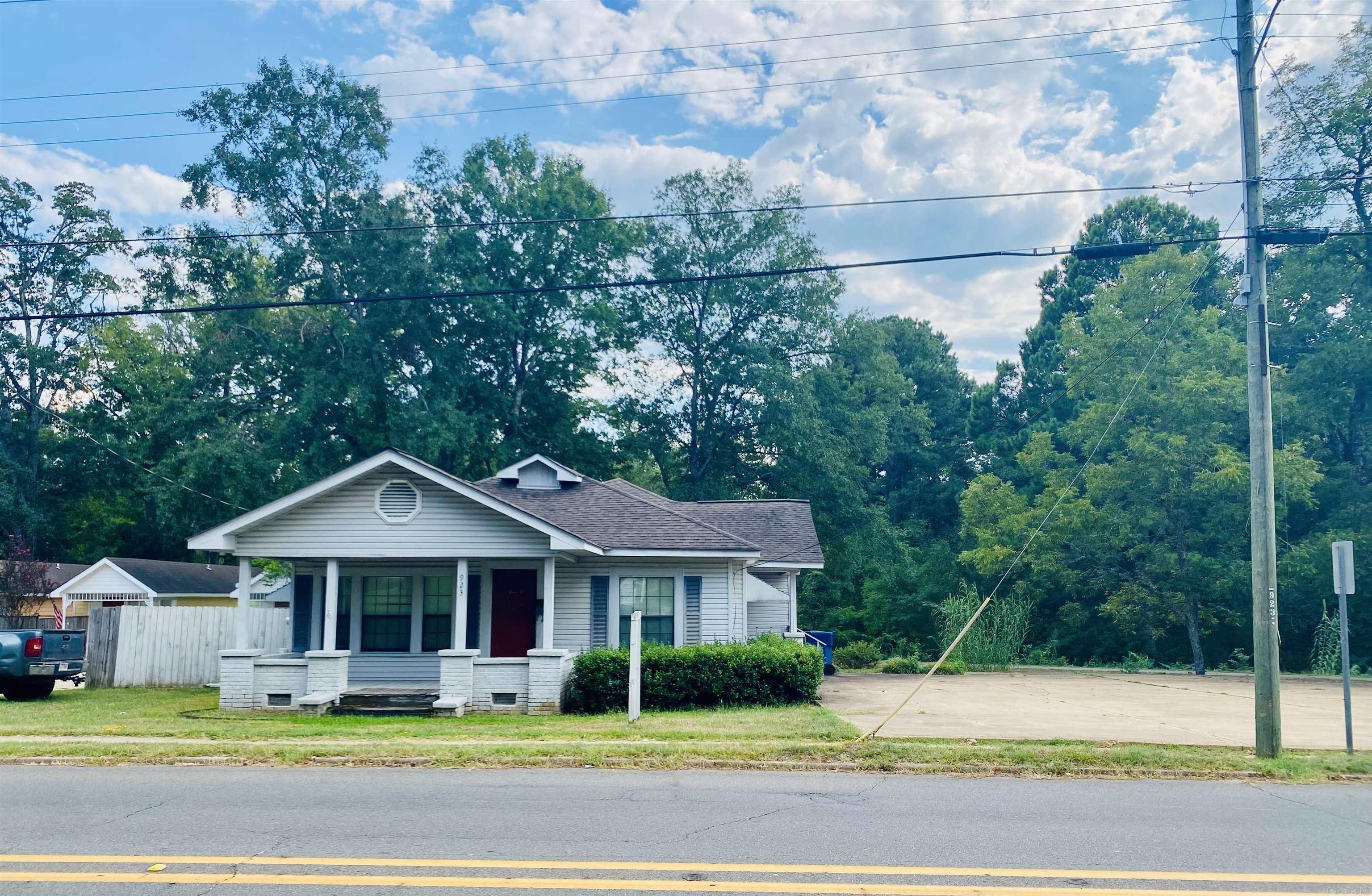 923 W Washington St, Camden, AR 71701
