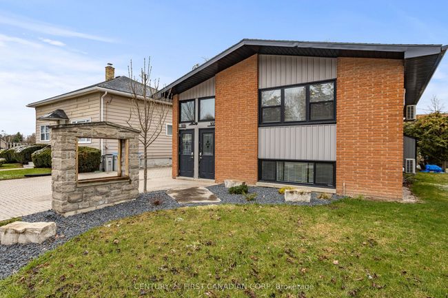 103-105 Main St S, Home with 4 bedrooms, 2 bathrooms and 5 parking in Exeter ON | Image 4