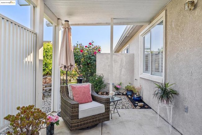 664 Prince Albert Way, Home with 2 bedrooms, 2 bathrooms and 1 parking in Brentwood CA | Image 44