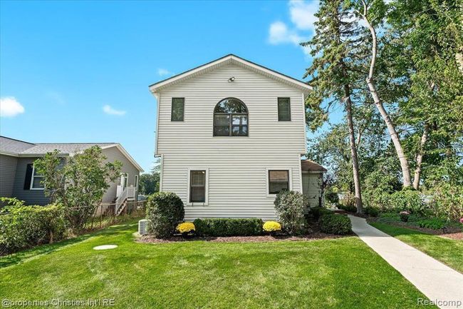 8848 Charbane Avenue, Home with 3 bedrooms, 2 bathrooms and null parking in White Lake Twp MI | Image 2