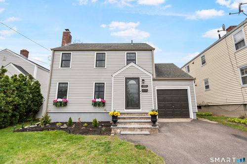 381 Quaker Ln S, West Hartford, CT, 06119-2214 | Card Image