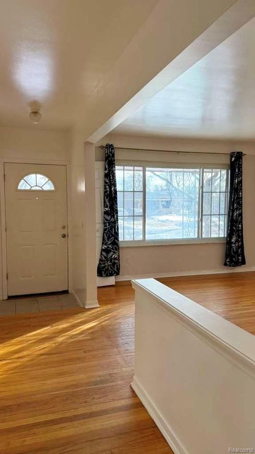 11847 Farnum Ave, Warren, MI, 48093-4621 | Card Image