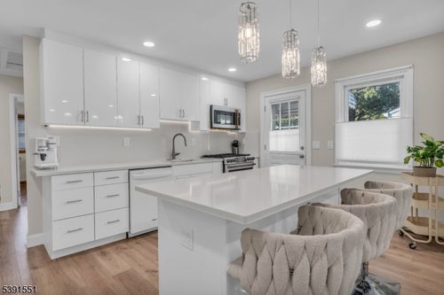 657 Summit Ave, Kenilworth, NJ, 07033-1818 | Card Image