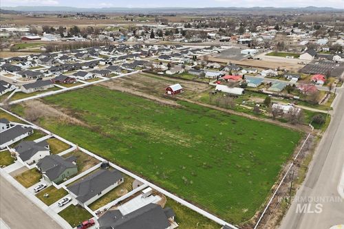 2015 E 1st St, Fruitland, ID, 83619-2637 | Card Image