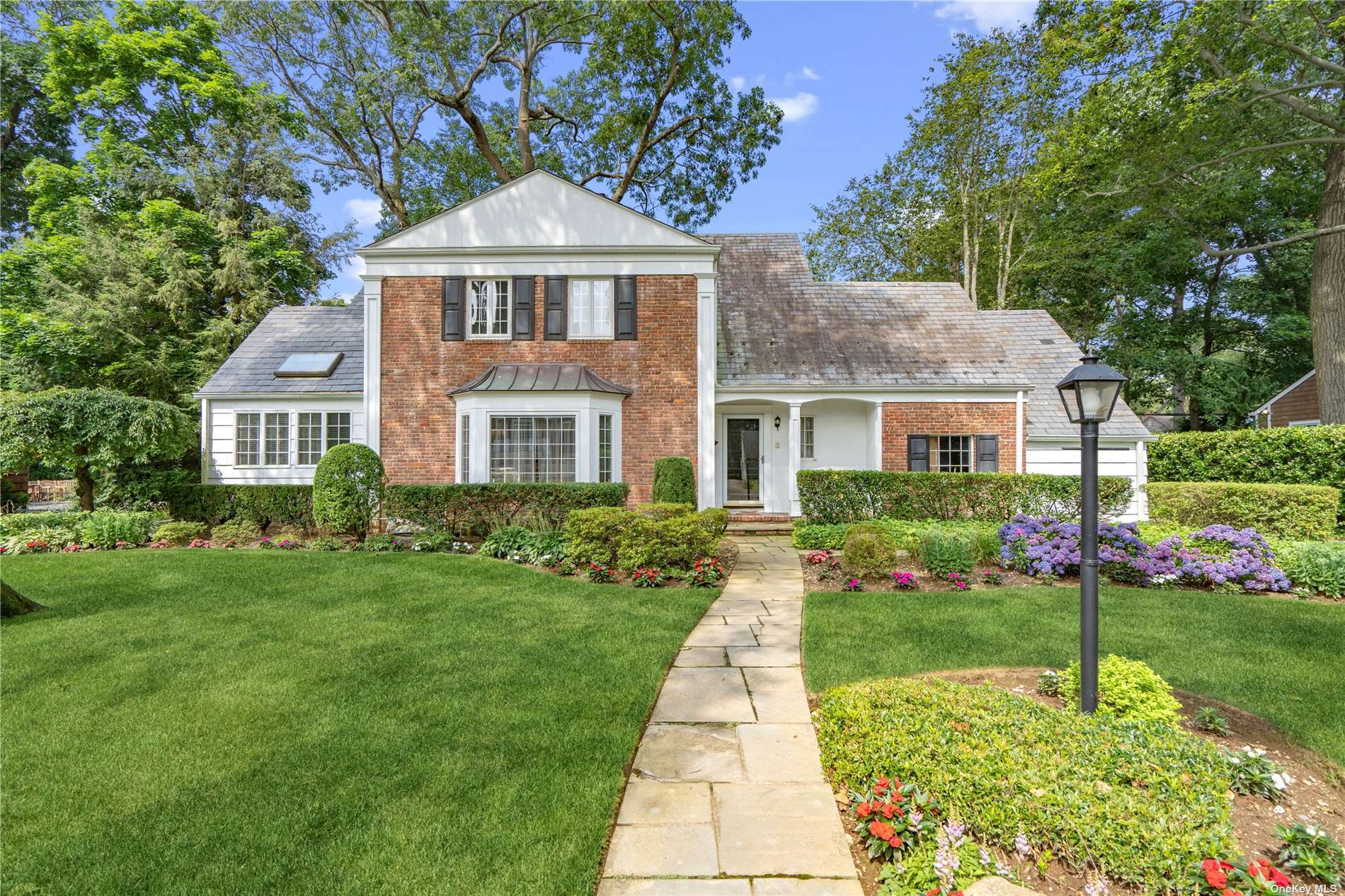 Deepwood Rd, Roslyn Heights, NY 11577
