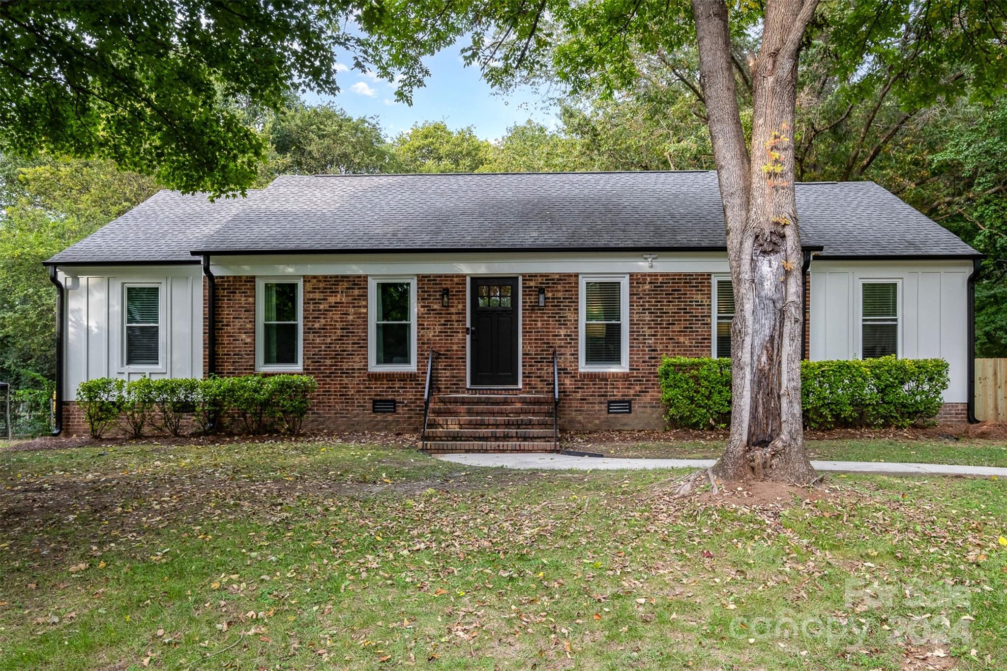 Bonnie Ln, Charlotte, NC 28213