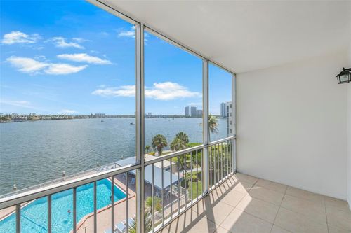 r311-3010 Marcos Dr, Aventura, FL, 33160 | Card Image