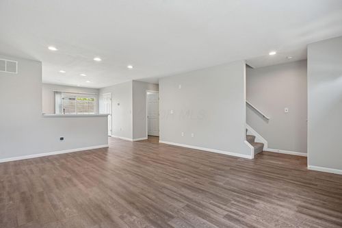 1152 Kinneton, Columbus, OH, 43228-9099 | Card Image