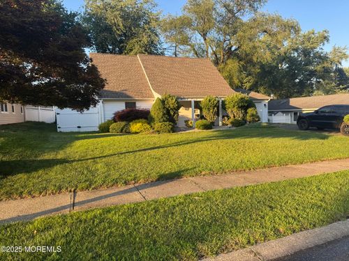 28 Irongate Ln, Aberdeen, NJ, 07747-1722 | Card Image