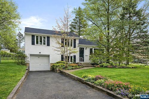 44 Knickerbocker Rd, Cresskill, NJ, 07626-2416 | Card Image