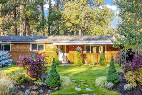 657 S Fir St, Sisters, OR, 97759-1220 | Card Image