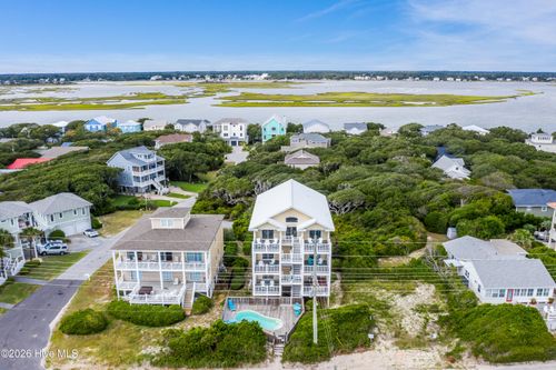 100 Oleander Ct, Surf City, NC, 28445-6401 | Card Image
