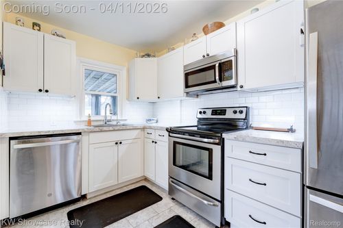 23033 Hawthorne St, Farmington, MI, 48336-3330 | Card Image