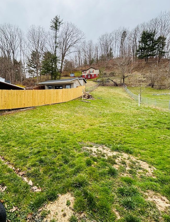 333 Circle Dr, Home with 3 bedrooms, 2 bathrooms and null parking in Bluefield VA | Image 20