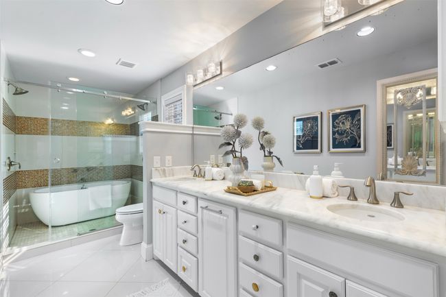 Primary bath. | Image 17