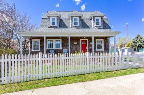 25 Gosnold St, New Bedford, MA, 02740-1117 | Card Image