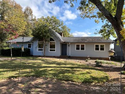 Spacious front yard. | Image 3