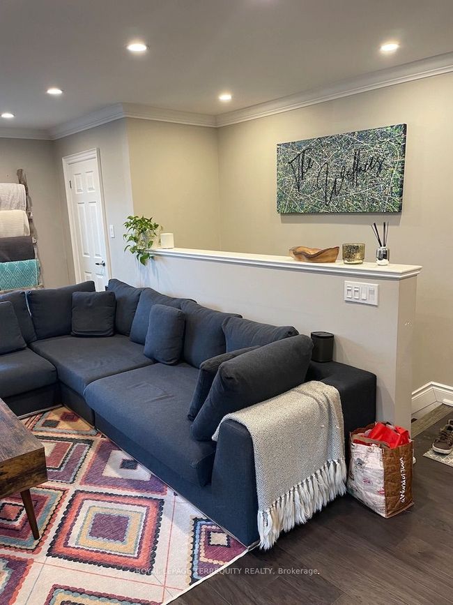 UPPER - 69 Burnaby Blvd, Home with 2 bedrooms, 1 bathrooms and 1 parking in Toronto ON | Image 6