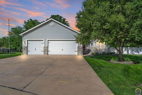4520 Woods Dr, Topeka, KS, 66610-2346 | Card Image
