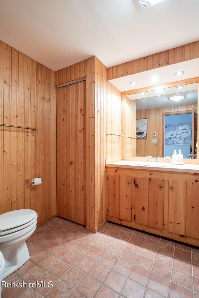 Shared bathroom | Image 17