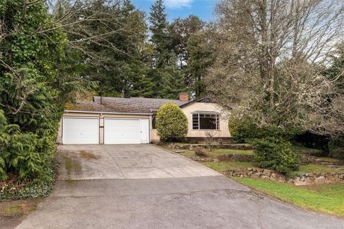 3984 Hollydene Pl, Saanich, BC, V8N3Z7 | Card Image