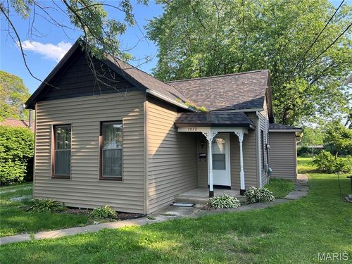 1032 W Pearl St, Staunton, IL, 62088-1325 | Card Image