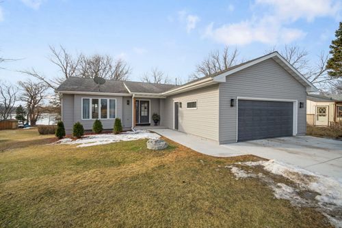2997 Smith Lake Rd, West Bend, WI, 53090-8638 | Card Image