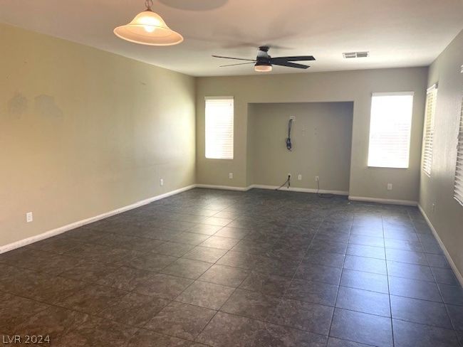 Large Family Room | Image 4