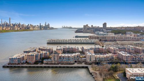 303 Hancock Ct, Edgewater, NJ, 07020-1604 | Card Image