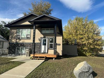 9302 100 Ave, House other with 5 bedrooms, 3 bathrooms and 2 parking in Grande Prairie AB | Image 1