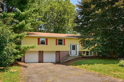 131 Tracy Cir, Amherst, MA, 01002-3236 | Card Image