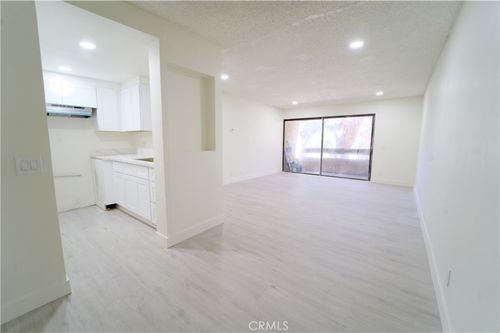 apt-b211-600 W 3rd St, Santa Ana, CA, 92701-8231 | Card Image