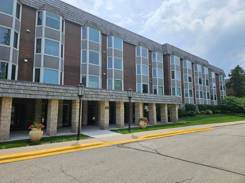 apt-1e-2400 Windsor Mall, Park Ridge, IL, 60068-3642 | Card Image