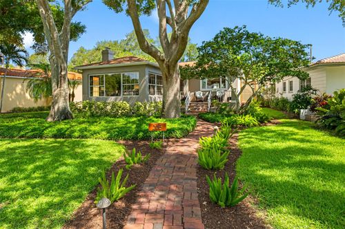 205 25th Ave Ne, St Petersburg, FL, 33704-3451 | Card Image
