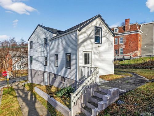 27 Spruce St, Poughkeepsie, NY, 12601-1742 | Card Image