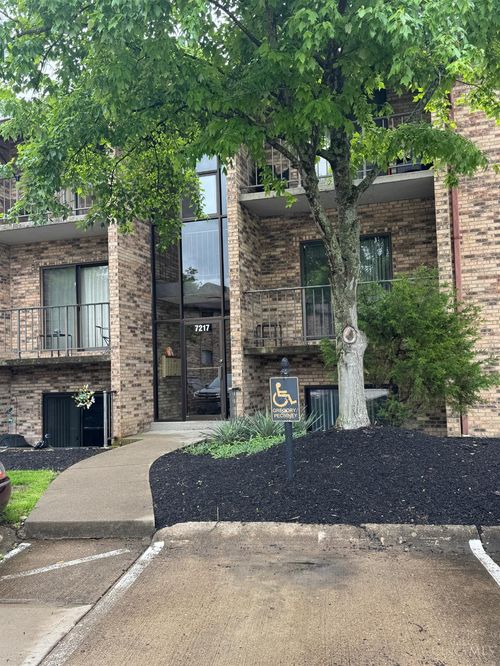 7217 Creekview Dr, Cincinnati, OH, 45241 | Card Image