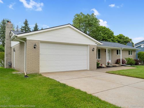 11411 N Crestline Dr, Washington Township, MI, 48095-1330 | Card Image