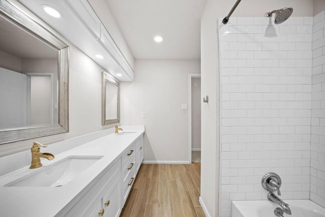 Upstairs bathroom | Image 25