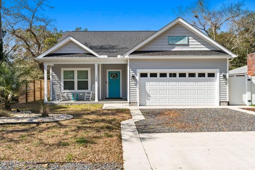 135 Nw 7th St, Oak Island, NC, 28465-7006 | Card Image