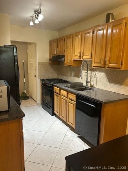 unit-18d-50 Greenhouse Rd, Bridgeport, CT, 06606-2167 | Card Image