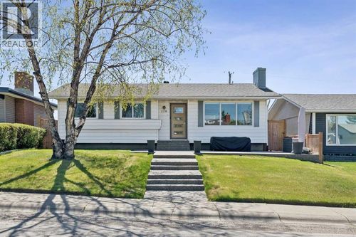 2219 Munro Dr Ne, Calgary, AB, T2E5Y7 | Card Image